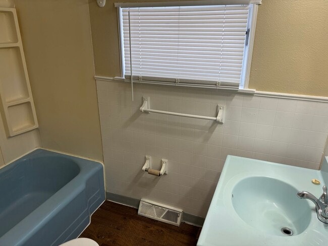 Building Photo - 3 Bedroom House