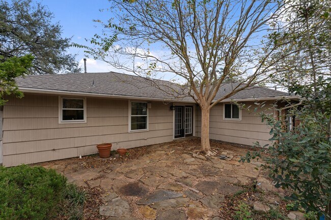 Building Photo - 5307 Poinciana Dr