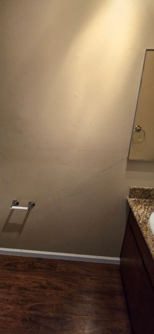 Building Photo - 2-bedroom 1 bath condo