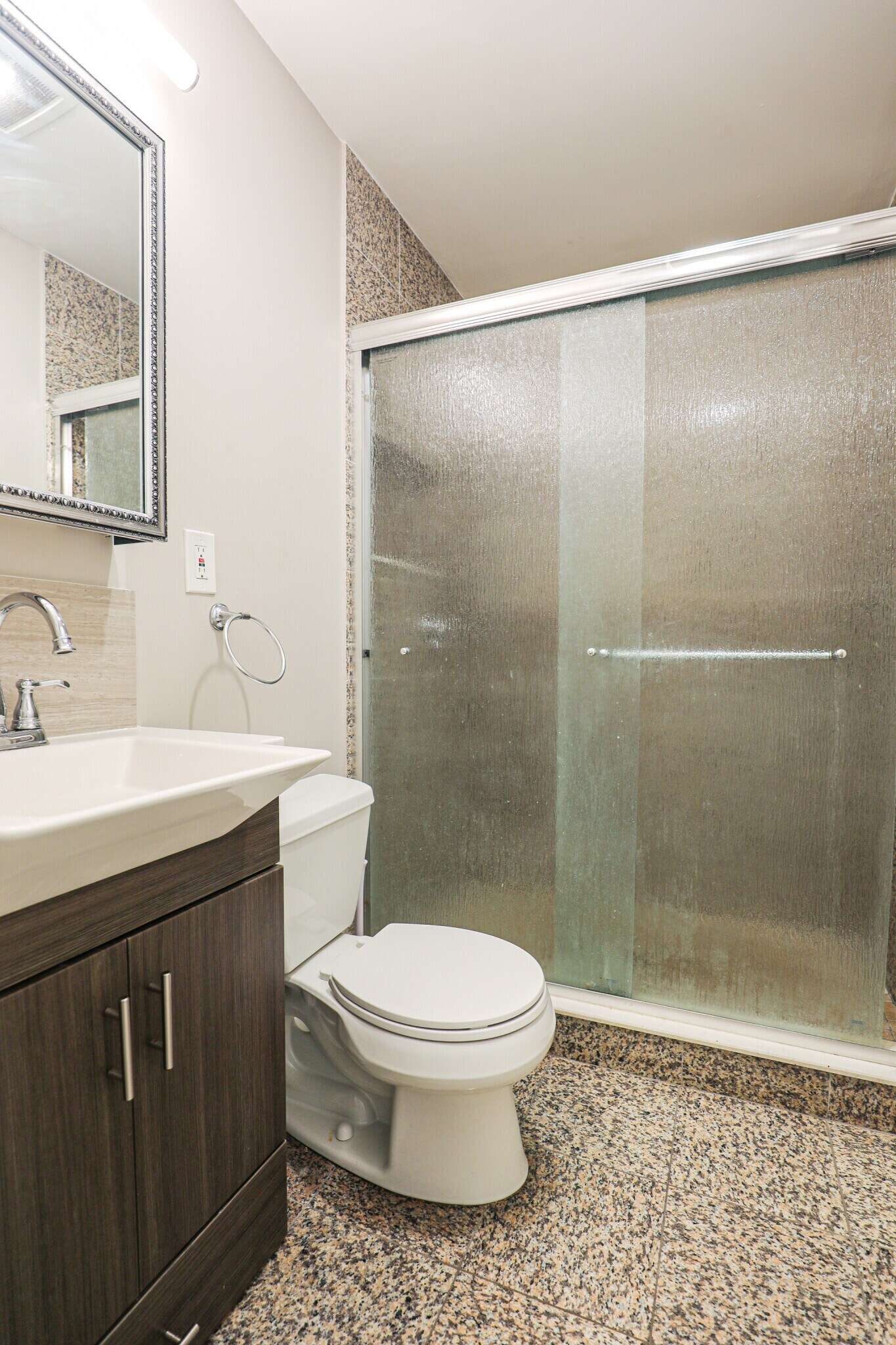 Building Photo - 77 Linden St