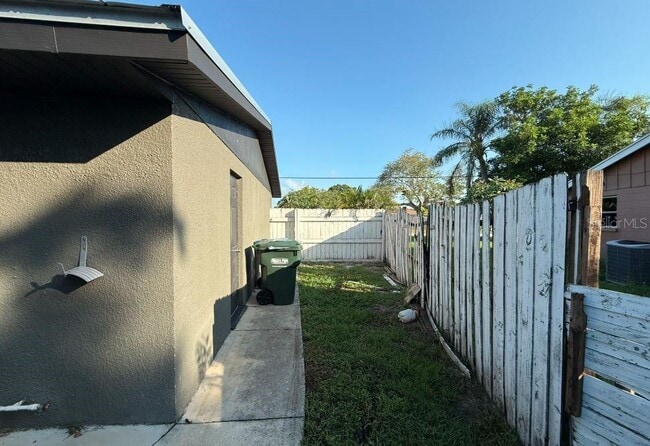 Building Photo - 4598 Brooksdale Dr