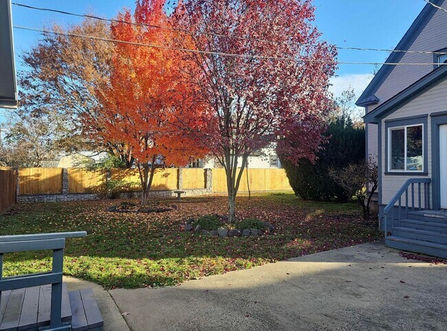 Building Photo - Victorian Charmer – 3 Bed, 1.75 Bath – Utilities Included!