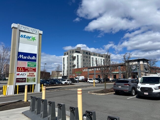 Building Photo - 170 Gore St