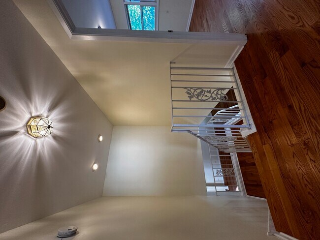 Building Photo - 711 N Lakeside Dr