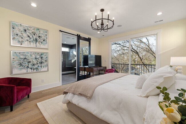 Building Photo - Modern 4-bedroom, 3 bathroom in the heart of Durham