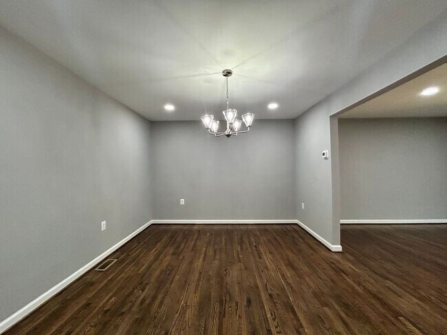 Building Photo - 3 Bedrooms 3.5 Bathrooms Townhome