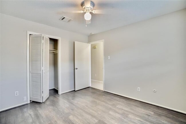 Building Photo - 10811 Sugar Hill Dr