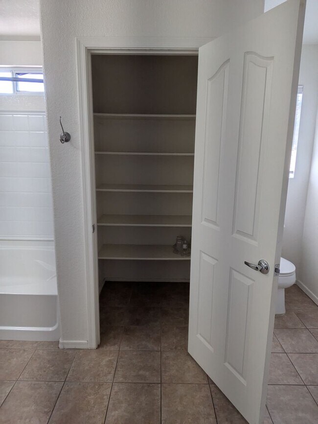 Building Photo - Northwest Beauty 3 Bedroom 3 Bath 2 Car garage