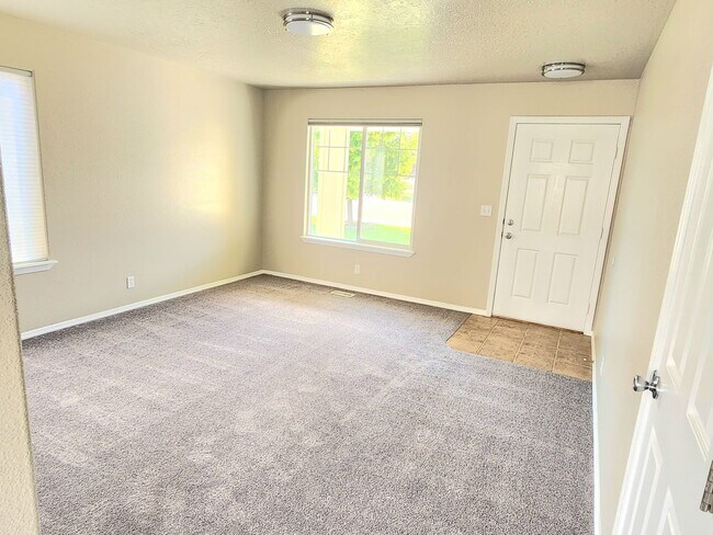 Building Photo - Move In Special- $500.00