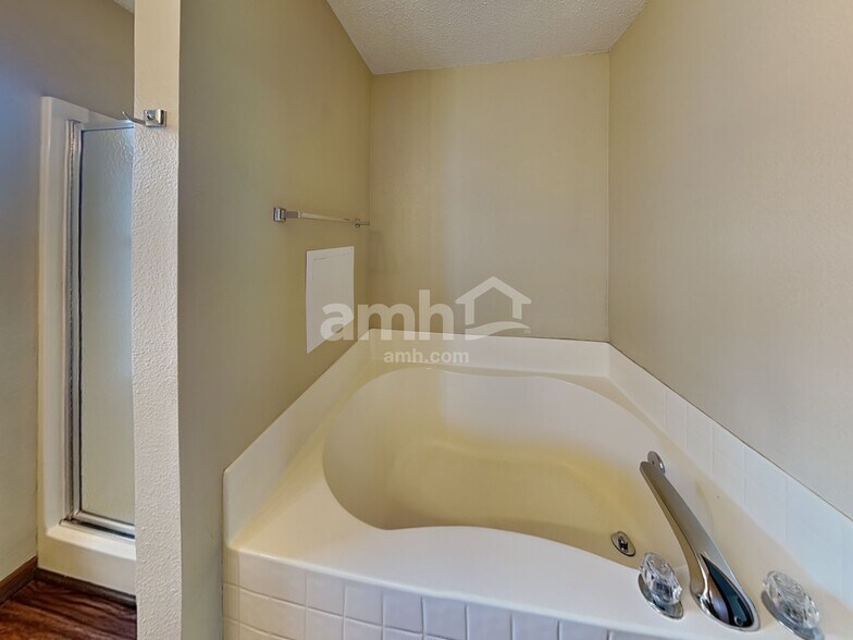 Building Photo - 10525 Kensil St