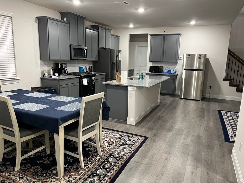 Building Photo - 1621 Blakely Pl