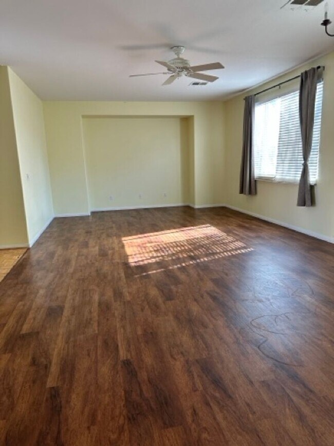 Building Photo - Downstairs Bed and Bath!