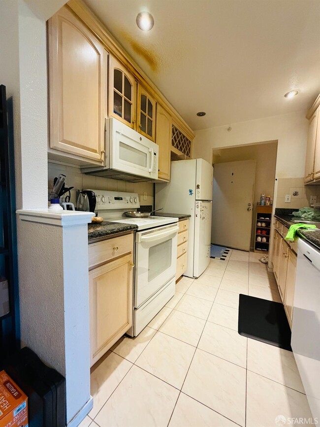 Building Photo - 930 Mission Rd