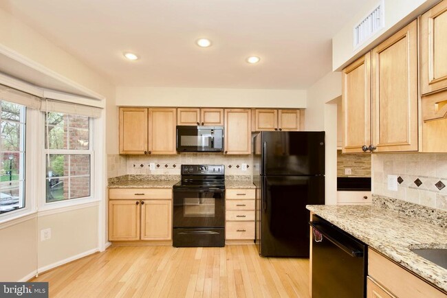 Building Photo - 6136 Summer Park Ln