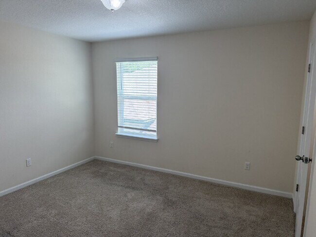 Building Photo - For Rent- Beautiful Home with 4 Bed, 2.5 Bath, PLUS a loft in Northside Jacksonville!