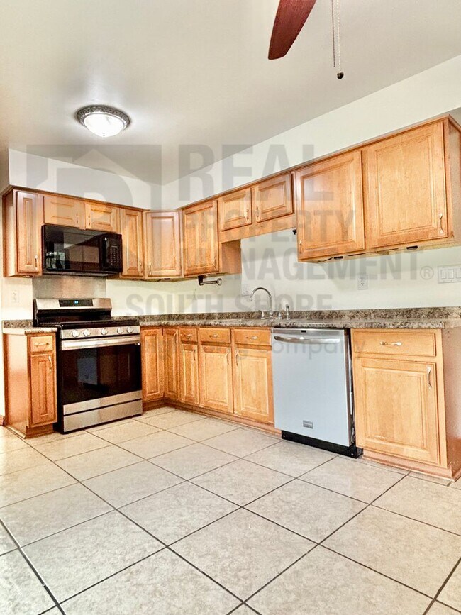 Building Photo - 4217 Glen Oaks Dr