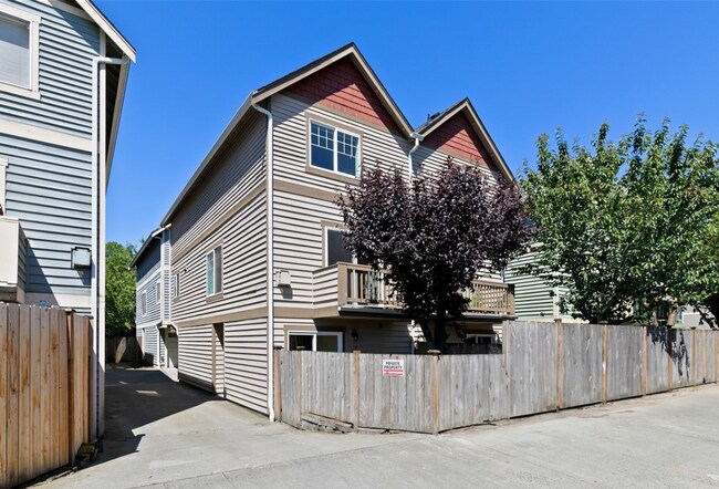 Building Photo - Wonderful 3 bed Townhome w/garage in Northgate! AVAILABLE 10/7/2026!