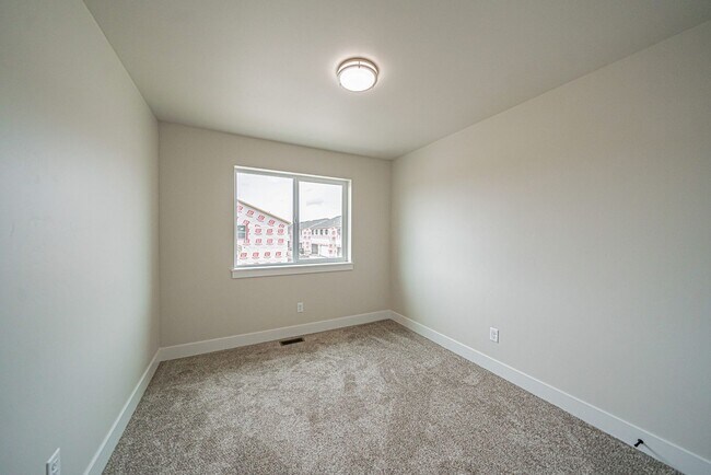 Building Photo - Beautiful 4-Bedroom Townhome for Rent off of Sunnyside in Idaho Falls