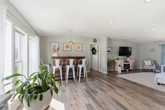 Building Photo - 616 Newport Ave