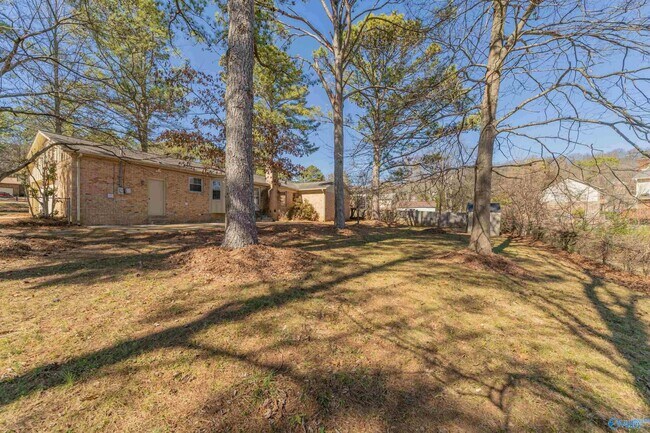 Building Photo - 625 Versailles Dr SE