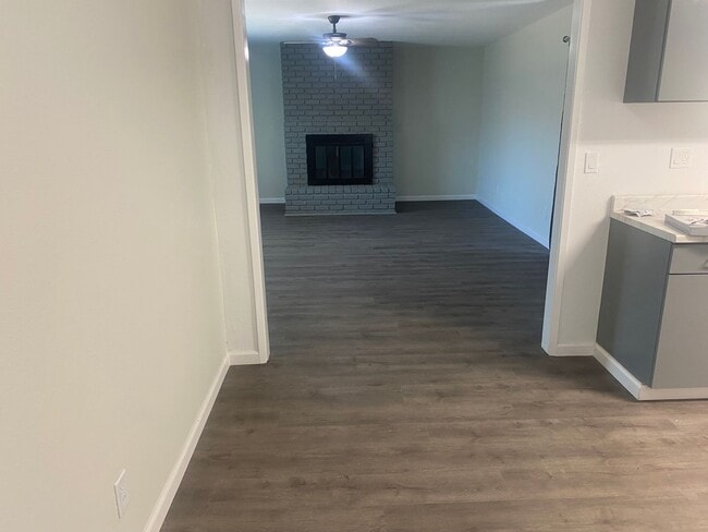 Building Photo - 3 bedroom 2 bathroom in Tulare!