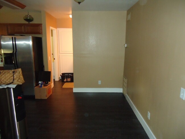 Building Photo - Spacious 2 Bedroom Condo in North Ontario