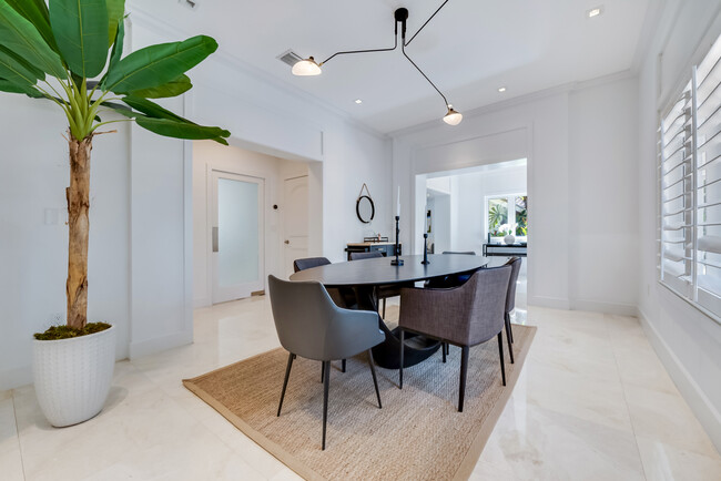 Building Photo - 6925 Tordera St