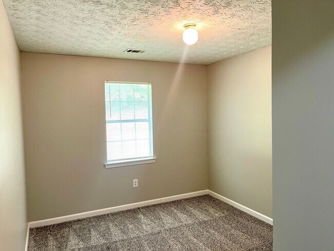 Building Photo - ONE MONTH FREEE! If you move in by Dec 1st