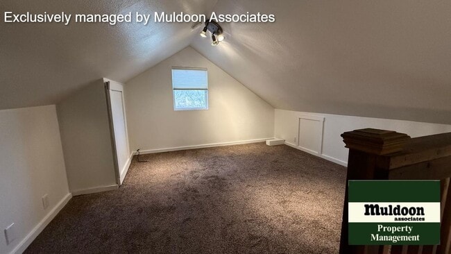 Building Photo - Cute 1.5 story!