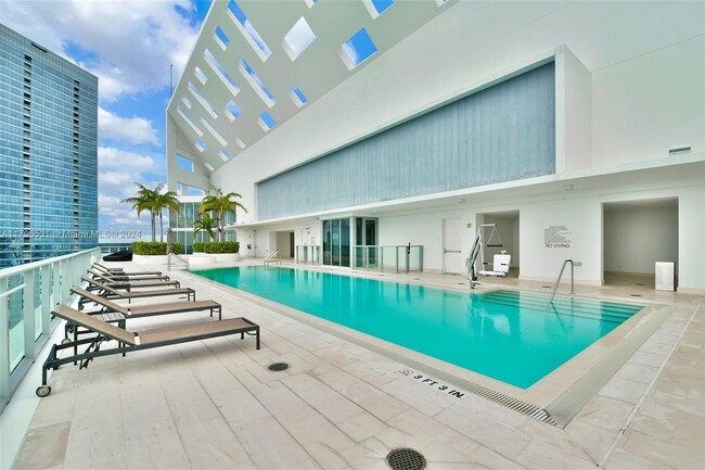 Building Photo - 1300 Brickell Bay Dr