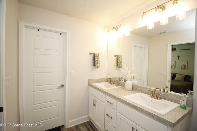 Building Photo - 338 Garvey Dr SW