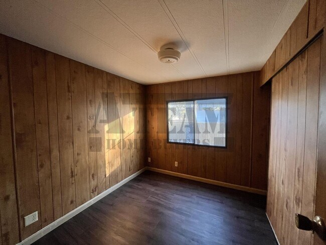 Building Photo - Spacious 2-bedroom, 1-bathroom home!