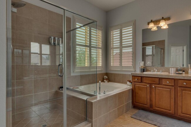 Ensuite master bath - 1698 Gemtown Dr