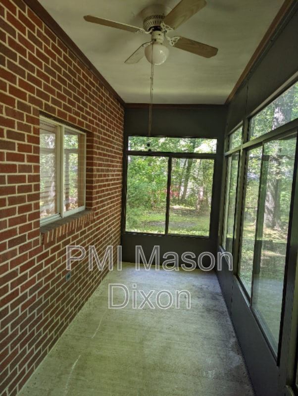 Building Photo - 944 Fern Trail