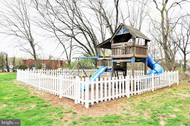 Building Photo - 701 Dresher Woods Dr
