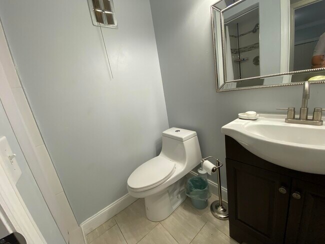 Building Photo - 49 Waltham C