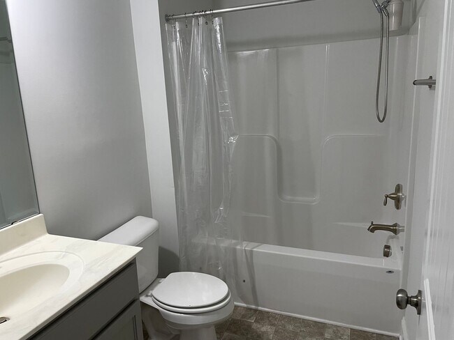 Building Photo - Like new home on cul-de-sac lot with 3 bed...