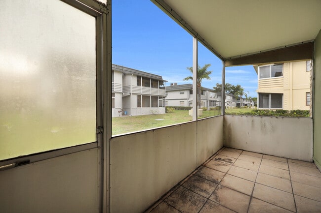 Building Photo - 146 Saxony D