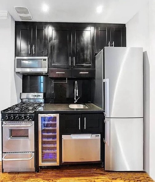 Building Photo - 248 Mott St