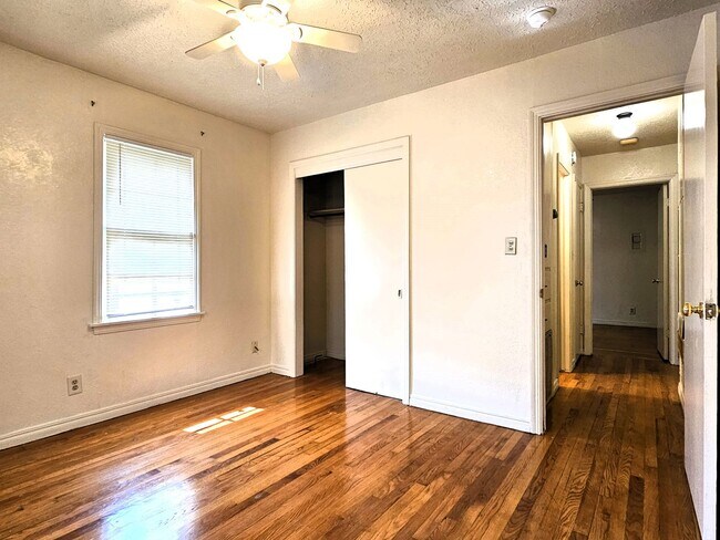 Building Photo - Lovely 2 Bedroom Home With A 1 Car Garage!...