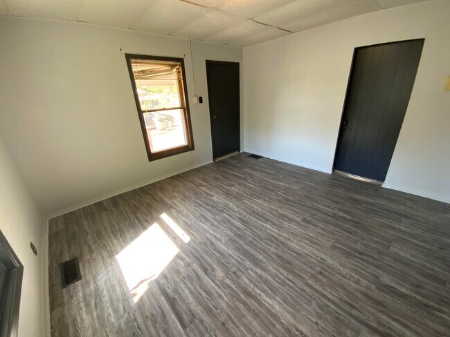 Building Photo - 17 Fairweight-