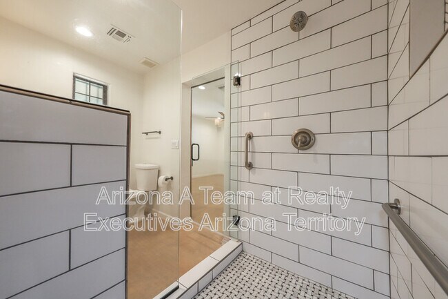 Building Photo - 2818 E Malvern St