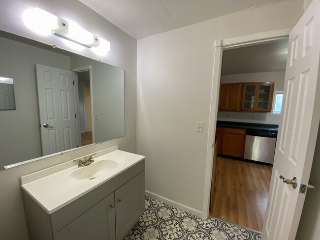 Building Photo - 214 2nd Ave W