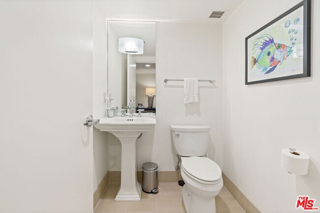 Building Photo - 13650 Marina Pointe Dr