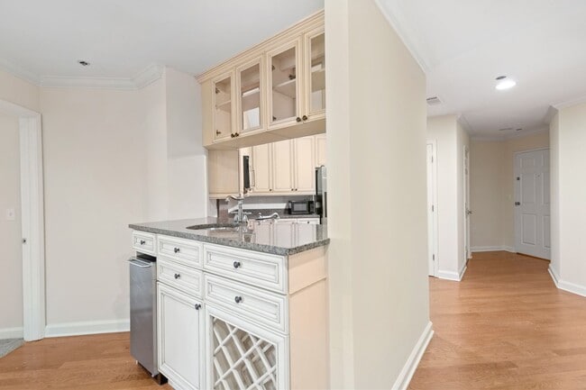 Building Photo - Rare Find! 2 Bedroom 2 Bath Condo at Magnolia Plaza