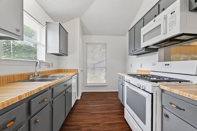 Building Photo - 9131 Goodmeadow Dr