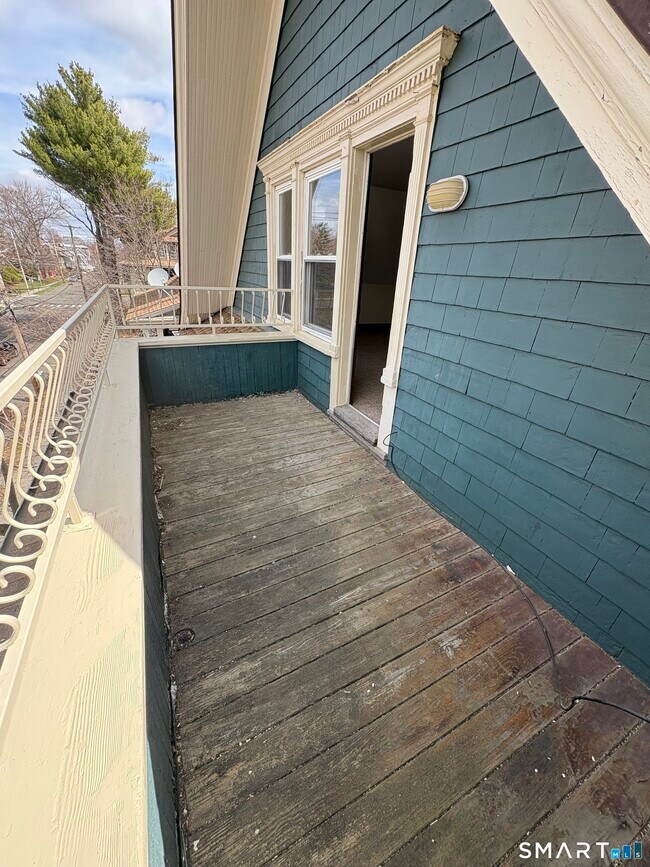 Building Photo - 689 Maplewood Ave