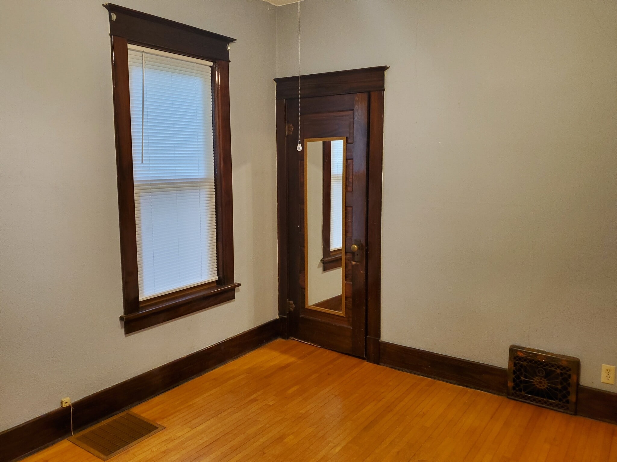 Building Photo - 502 E 1st St S