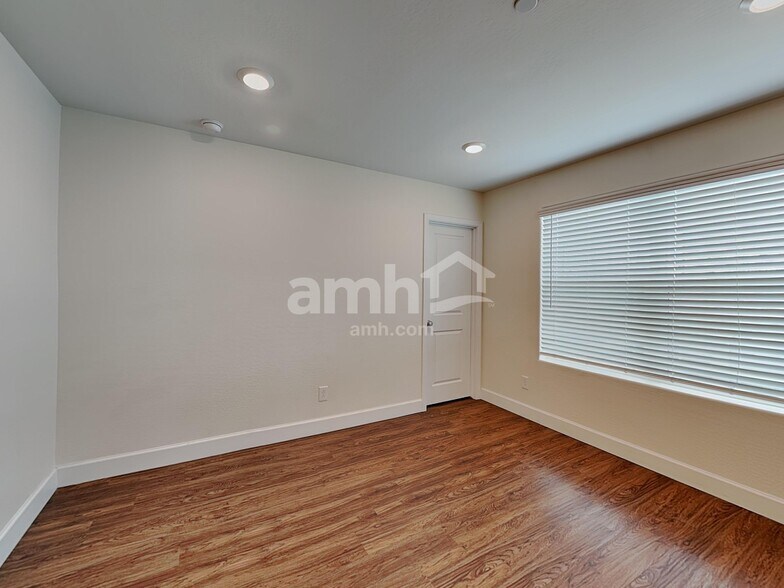 Building Photo - 12526 N 60th Ave