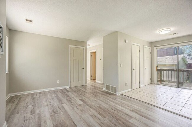 Building Photo - Charming, fully remodeled 2-Bed/1-Bath Par...